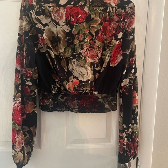 Divine Heritage woman’s floral crop top - Picture 2 of 5